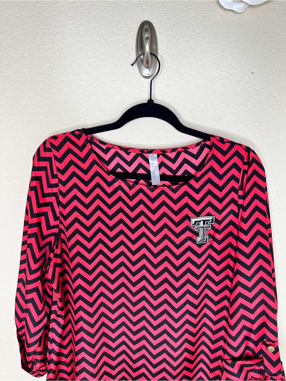 NTM: Texas Tech Red Raiders Bamboo Chevron Pink Black Blouse Roll Tab Large - Picture 3 of 13